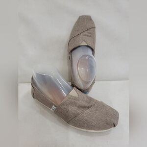 TOMS TAN SLIP ON FLATS ( sz‎ 7.5)